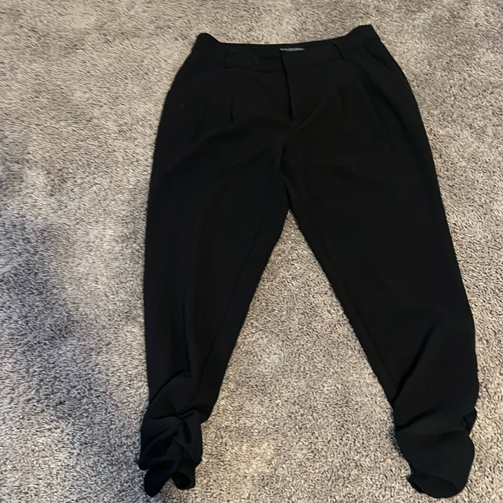 Eva Longoria black pants, rouged fitted cuffs